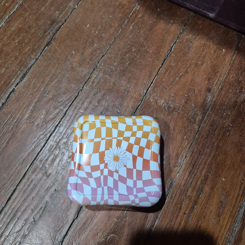 Daisy Patterned Tin Box - Picture 2 of 2